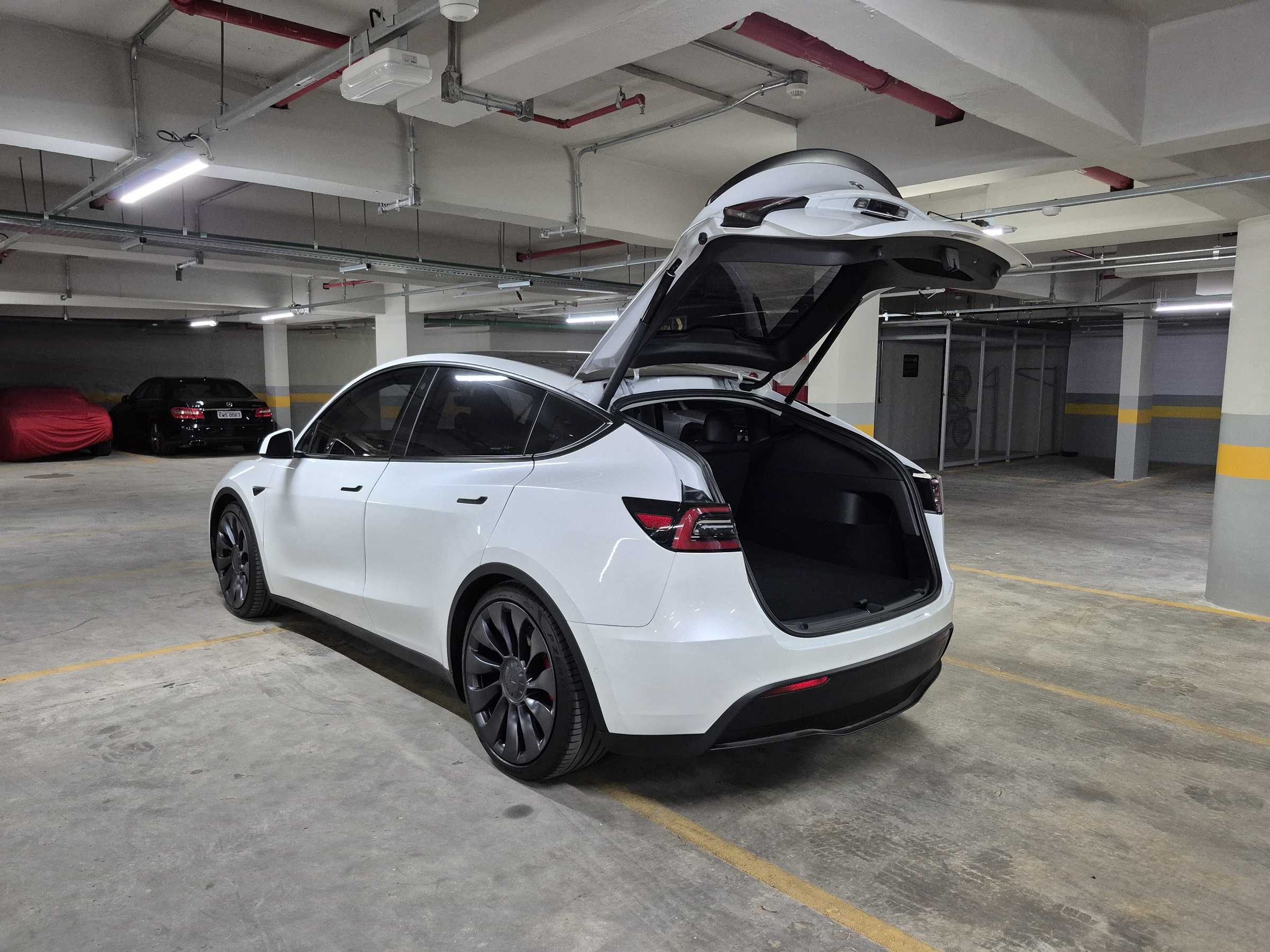TESLA MODEL Y LONG RANGE PERFORMANCE AWD