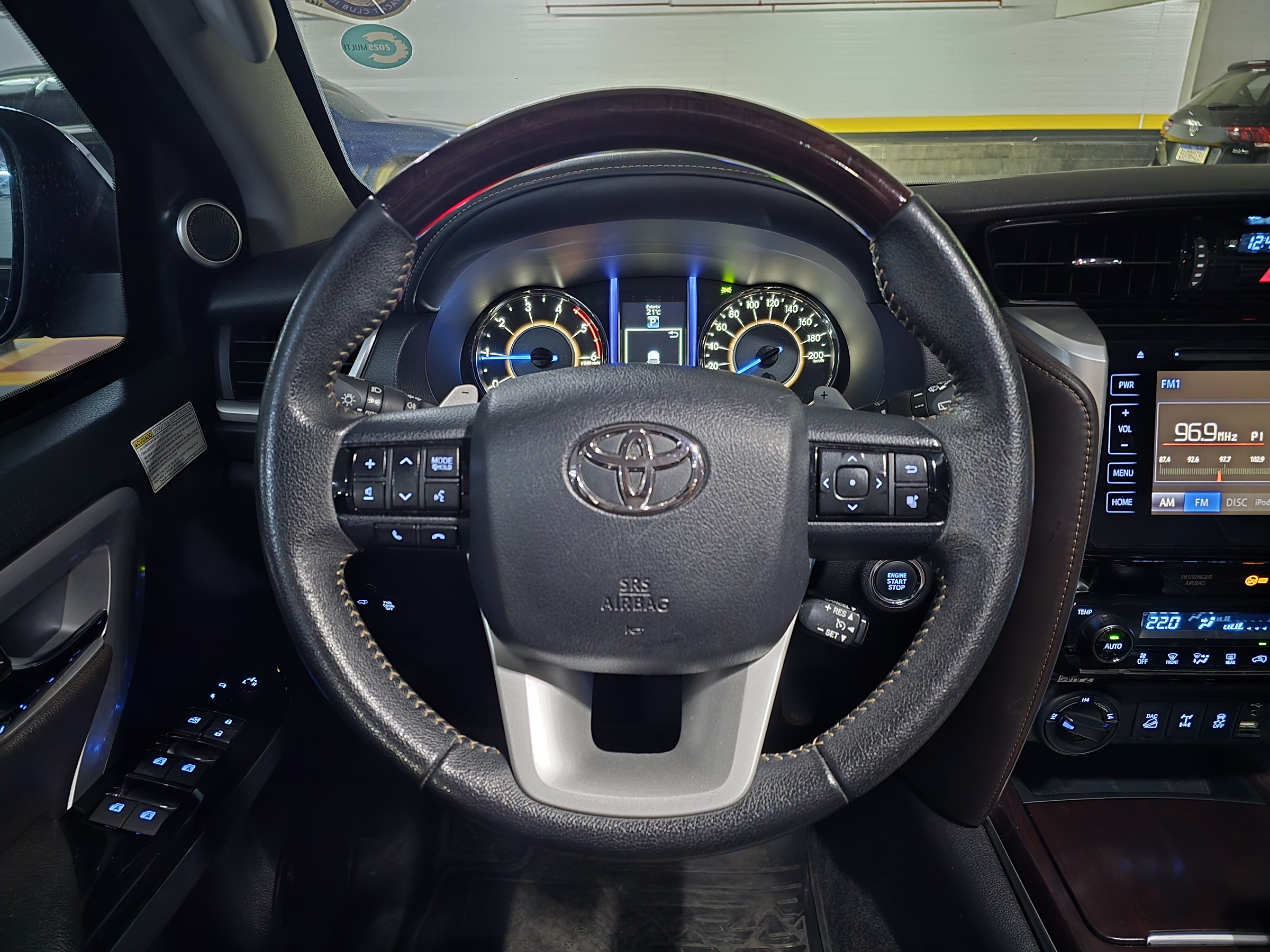 TOYOTA HILUX SW4 2.8 SRX 4X4 7 LUGARES 16V TURBO INTERCOOLER DIESEL 4P AUTOMÁTICO