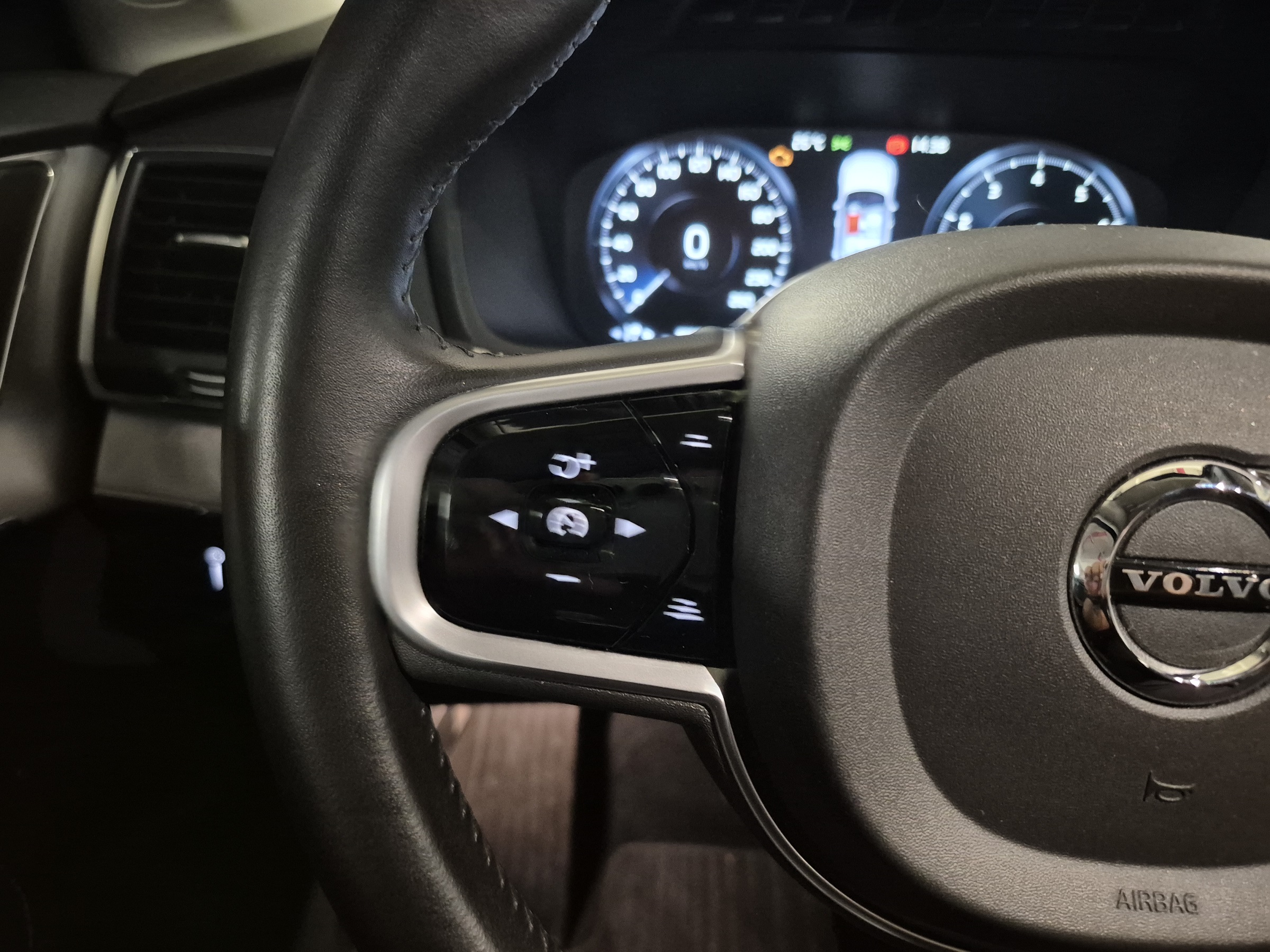 VOLVO XC90 2.0 T6 GASOLINA MOMENTUM AWD GEARTRONIC