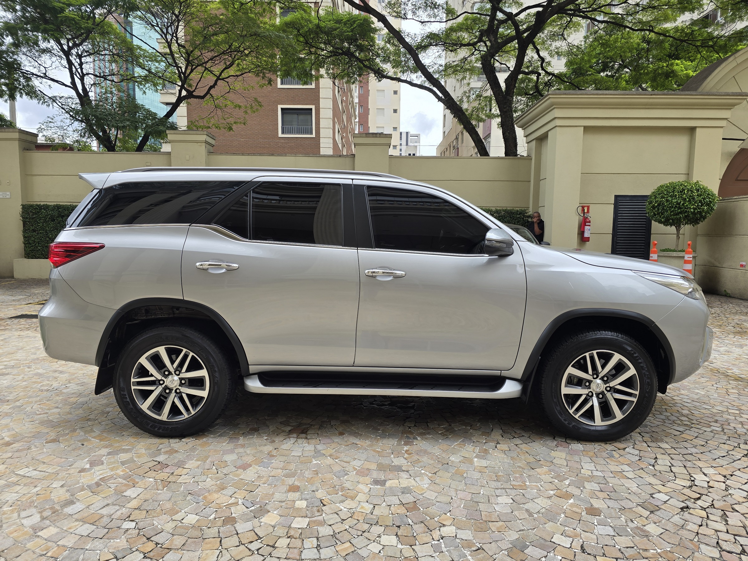 TOYOTA HILUX 2.8 SRX 4X4 7 LUGARES 16V TURBO INTERCOOLER DIESEL 4P AUTOMÁTICO