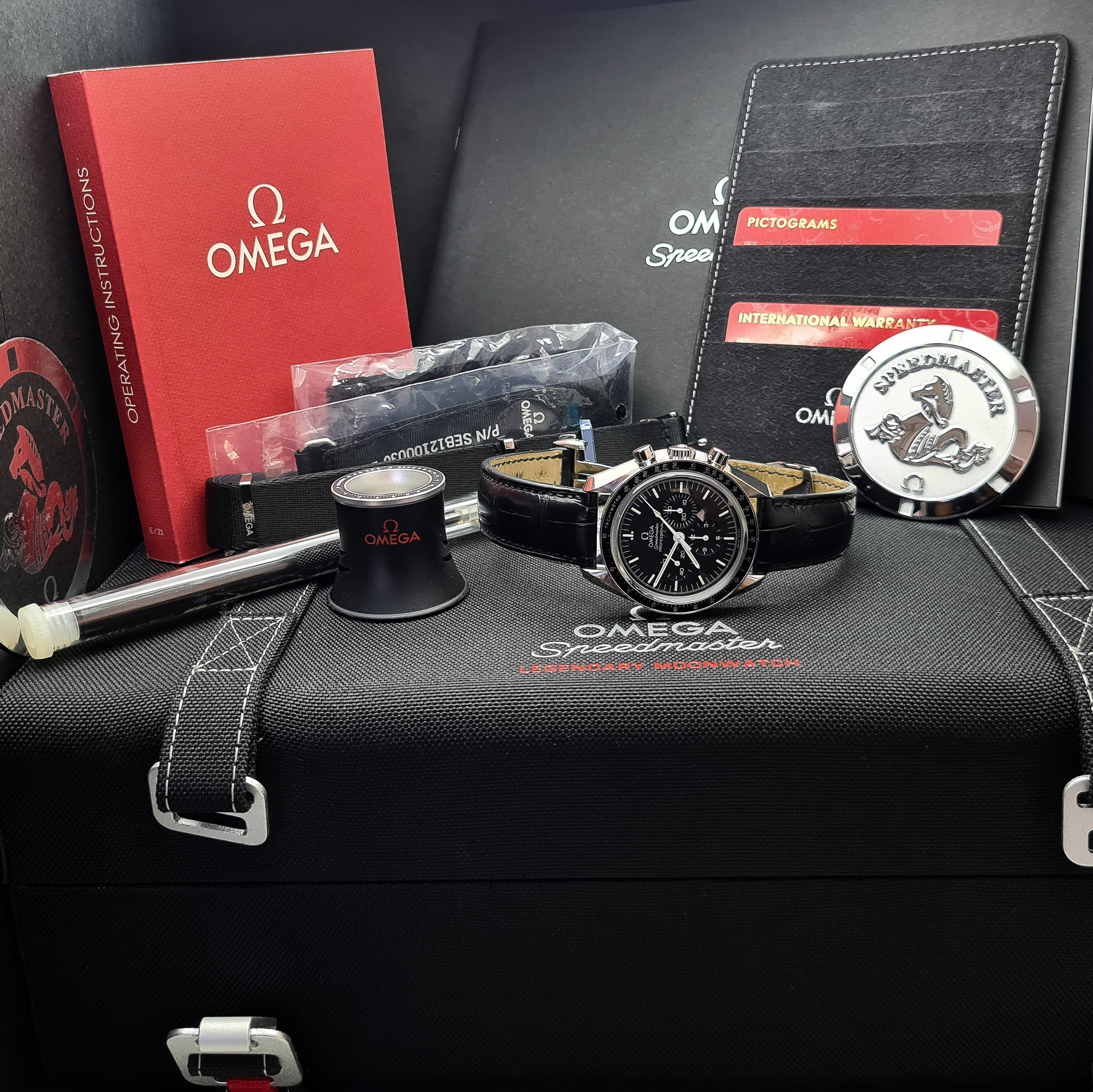 OMEGA SPEEDMASTER MOONWATCH
