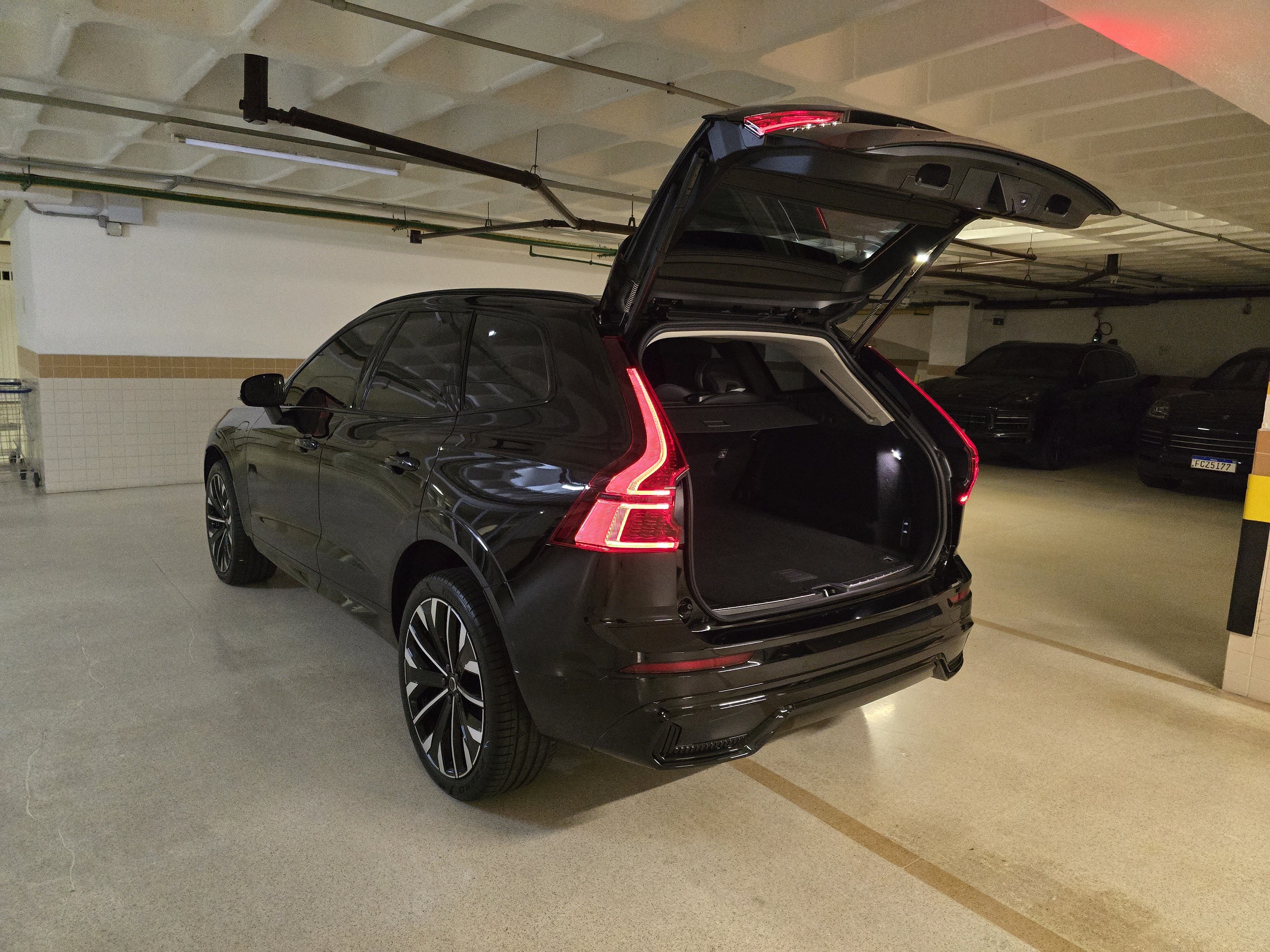 VOLVO XC60 2.0 T8 PHEV ULTRA DARK AWD GEARTRONIC