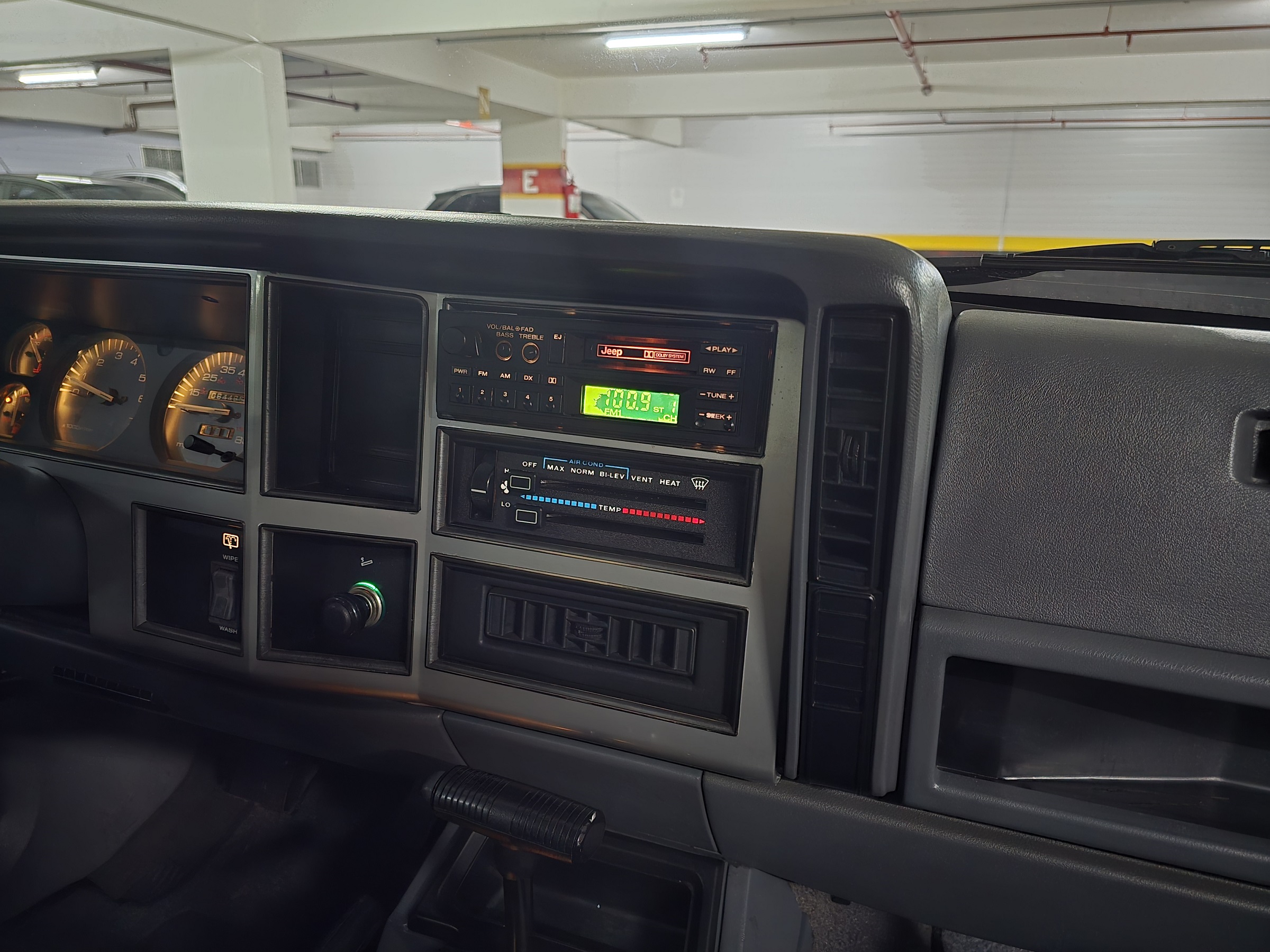 JEEP CHEROKEE 4.0 SPORT 4X4 6I 12V GASOLINA 4P AUTOMÁTICO